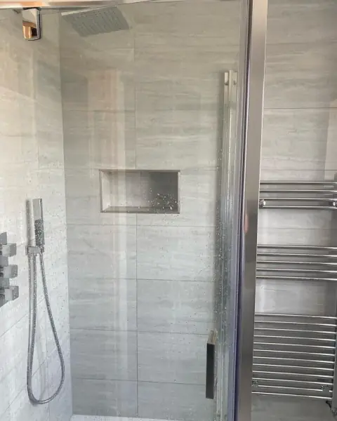 Armison shower with rainfall head and recessed shelf